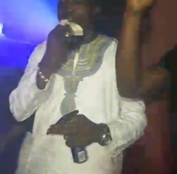 Video of Man Eating Money Notes In Club Goes Viral 2 man-eating-money-currency-notes-in-club