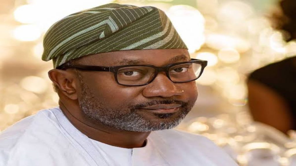 billionaire-otedola-enters-public-bus-for-the-experience