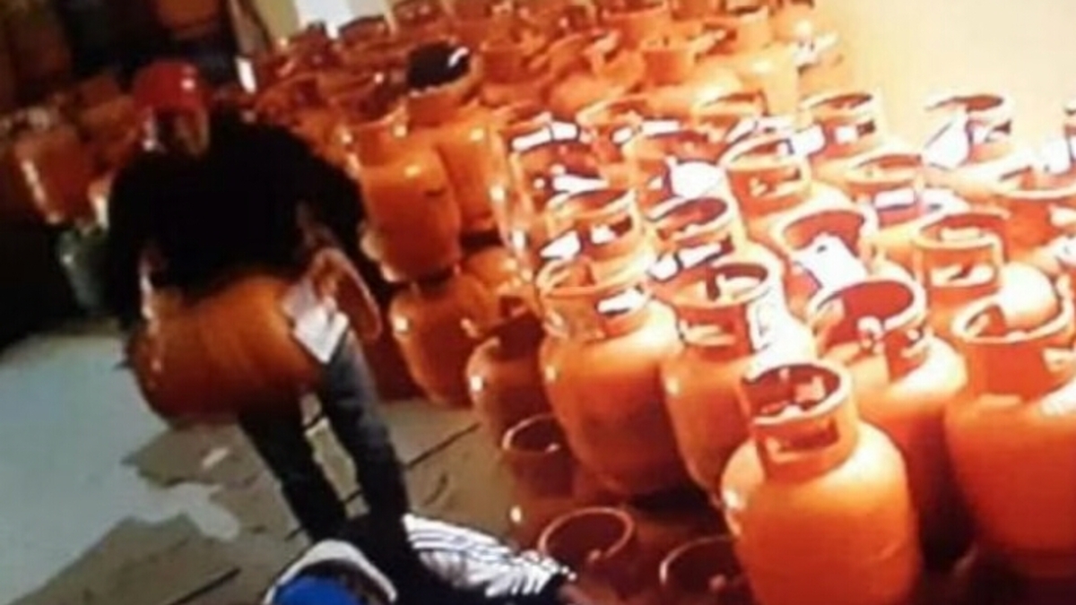Crime: Video cam shows the moment a man hits his colleague with a gas cylinder, killing him Crime: Video cam shows the moment a man hits his colleague with a gas cylinder, killing him