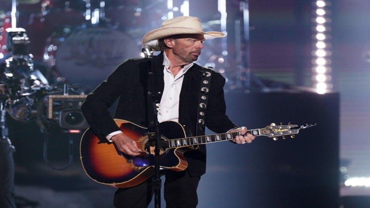 Toby Keith Receives Country Icon Award At The People's Choice Awards