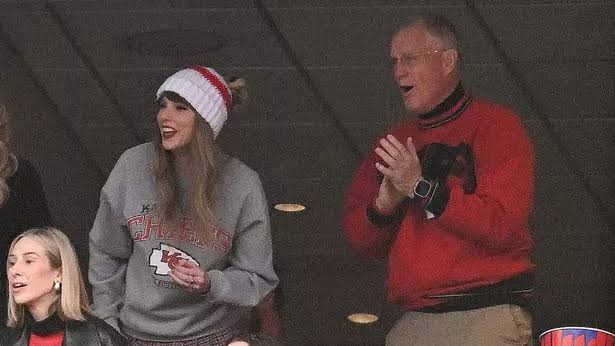 Taylor Swift's Dad Accused of Assaulting Paparazzo in Sydney 2 images 2024 02 27T183250.657