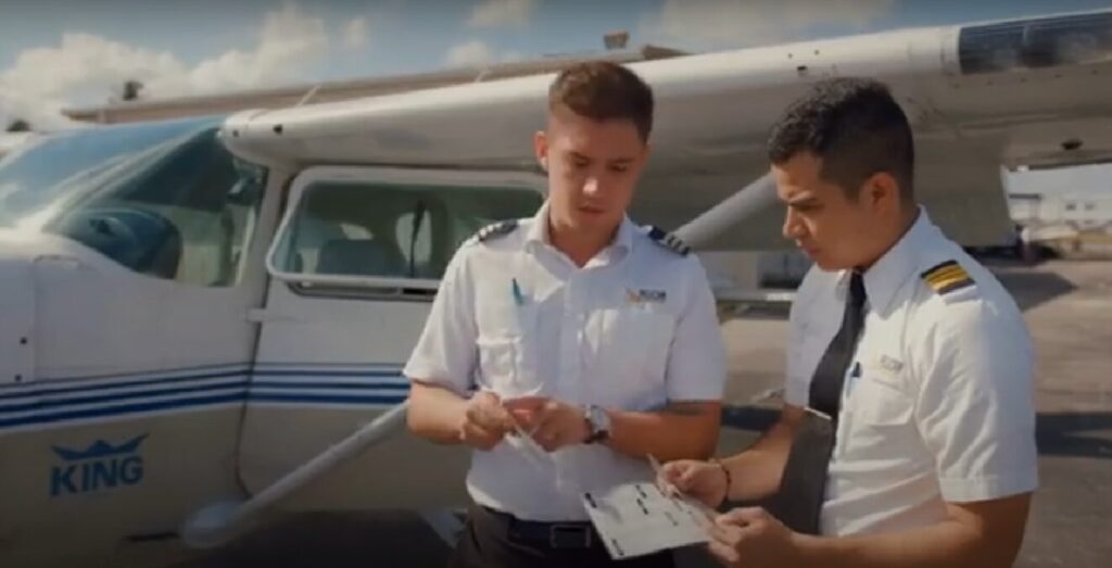 The Ultimate Guide to Flight Training and Become an Airline Pilot 2 airplane-flight-pilot-training